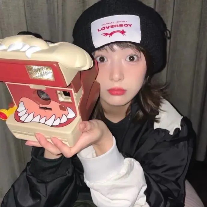 小鬼头上的女人